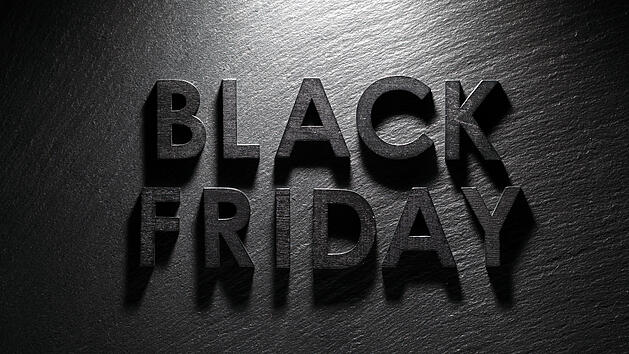 Beim Black Friday 2023 wirst du mit Schnäppchen überschüttet. Wenn du wirklich das günstigste Angebot ergattern möchtest, dann solltest du genau Preise vergleichen. Zum Beispiel mit idealo oder camelcamelcamel.