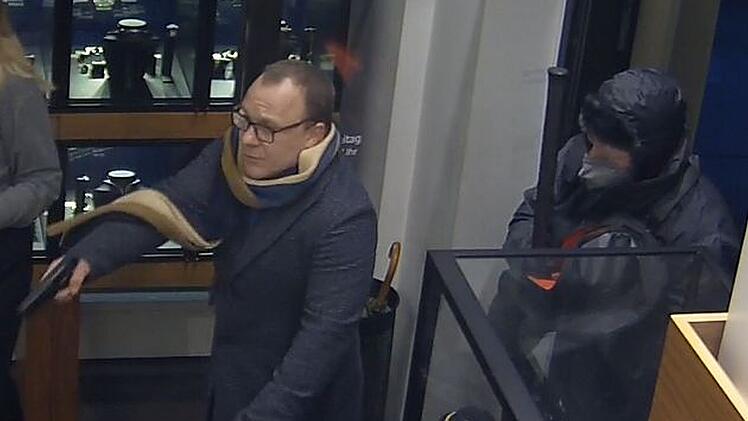 Ganz ohne Maske: Schick gekleidete Räuber überfallen Juwelier in München - Öffentlichkeitsfahndung läuft