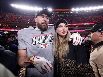 Die Verlobung von Taylor Swift und Travis Kelce sorgte in der Musik- und Sportwelt f&uuml;r Aufsehen.