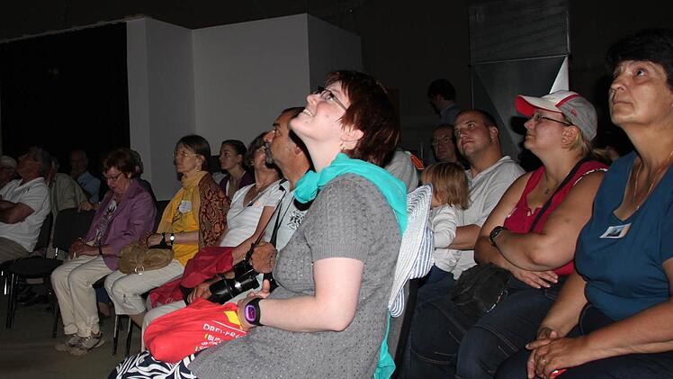 Im Innern des Radoms hören die Besucher ein bis zu zwölffaches Echo. Andächtig lauschen sie der Musik.