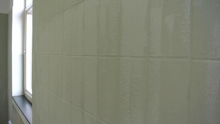 Die hellen Stellen zeigen es: Helga Koeppe hat in der Bahnhofs-Wartehalle Gutes getan....