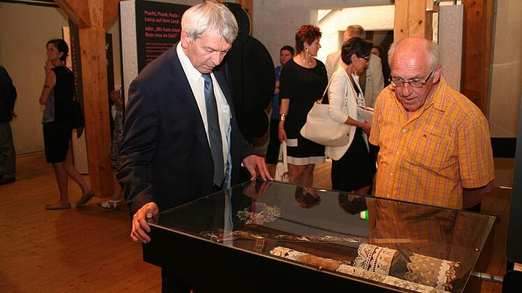 Landrat Kalb und Besucher der Ausstellung