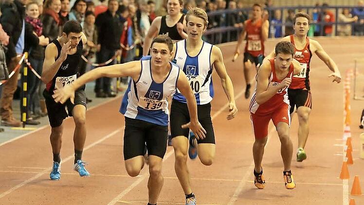 Der letzte Wechsel: Moritz Hecht von der LG Forchheim übergibt den Stab an Marcel Springwald, der Platz 1 behauptete. Foto: Sportfoto Kiefner