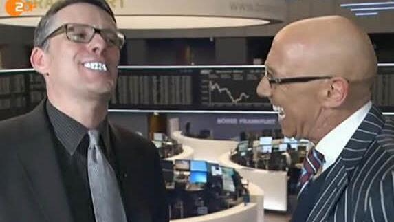 Reporter Ralf Kabelka (links) macht seine Späßchen mit Mick Knauffs Zähnen. Der Kulmbacher kann darüber lachen: "Ich habe Oliver Welke die Telefonnummer von meinem Zahnarzt gegeben." Screenshot: BR