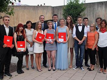 Die erfolgreichen Absolventinnen und Absolventen (von links): Adrian Dümpert, Sofie Koch, Direktorin Manuela Küfner, Nike Kutzner, Eltmanns Bürgermeister und stellvertretender Landrat Michael Ziegler, Nele Moritz, Martin Ullrich (Raiffeisenbank), Anika Vogt, Schulbeste Johanna Kröner, Jan Butterhof und Pascal Schriefer sowie Daniela Kremer (Flessabank), Jens Witthüser (Steuerbüro) und Jasmin König (Sparkasse Ostunterfranken). Fotos: Günther Geiling