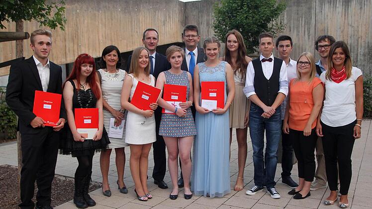 Die erfolgreichen Absolventinnen und Absolventen (von links): Adrian Dümpert, Sofie Koch, Direktorin Manuela Küfner, Nike Kutzner, Eltmanns Bürgermeister und stellvertretender Landrat Michael Ziegler, Nele Moritz, Martin Ullrich (Raiffeisenbank), Anika Vogt, Schulbeste Johanna Kröner, Jan Butterhof und Pascal Schriefer sowie Daniela Kremer (Flessabank), Jens Witthüser (Steuerbüro) und Jasmin König (Sparkasse Ostunterfranken). Fotos: Günther Geiling