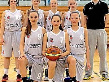 Der Stamm der erfolgreichen U15-Basketballerinnen der DJK Don Bosco Bamberg in der Bezirksoberliga, hinten v.&nbsp;l.: Laura Ennes, Marie Kapp, Eva Dorsch, Franziska Ru&szlig;, Trainer Kai Tzschentke; vorn v.&nbsp;l.: Ronja Richter, Teresa Schwital, Anna-Louisa Riedel Foto: privat