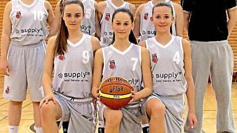 Der Stamm der erfolgreichen U15-Basketballerinnen der DJK Don Bosco Bamberg in der Bezirksoberliga, hinten v.&nbsp;l.: Laura Ennes, Marie Kapp, Eva Dorsch, Franziska Ru&szlig;, Trainer Kai Tzschentke; vorn v.&nbsp;l.: Ronja Richter, Teresa Schwital, Anna-Louisa Riedel Foto: privat