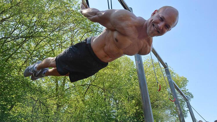 Die Mitglieder der "Calisthenics"-Gruppe Nürnberg trainieren am Pegnitzgrund.Foto: Ronald Rinklef
