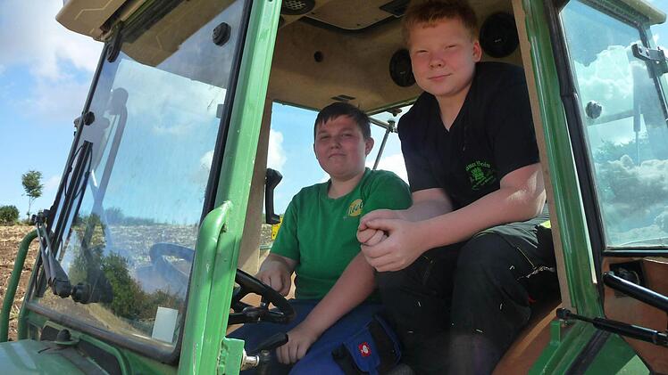 Die Freunde Tim (links) und Moritz helfen nicht nur während der Sommerferien in der Landwirtschaft und haben jede Menge Spaß dabei. Foto: Irmtraud Fenn-Nebel