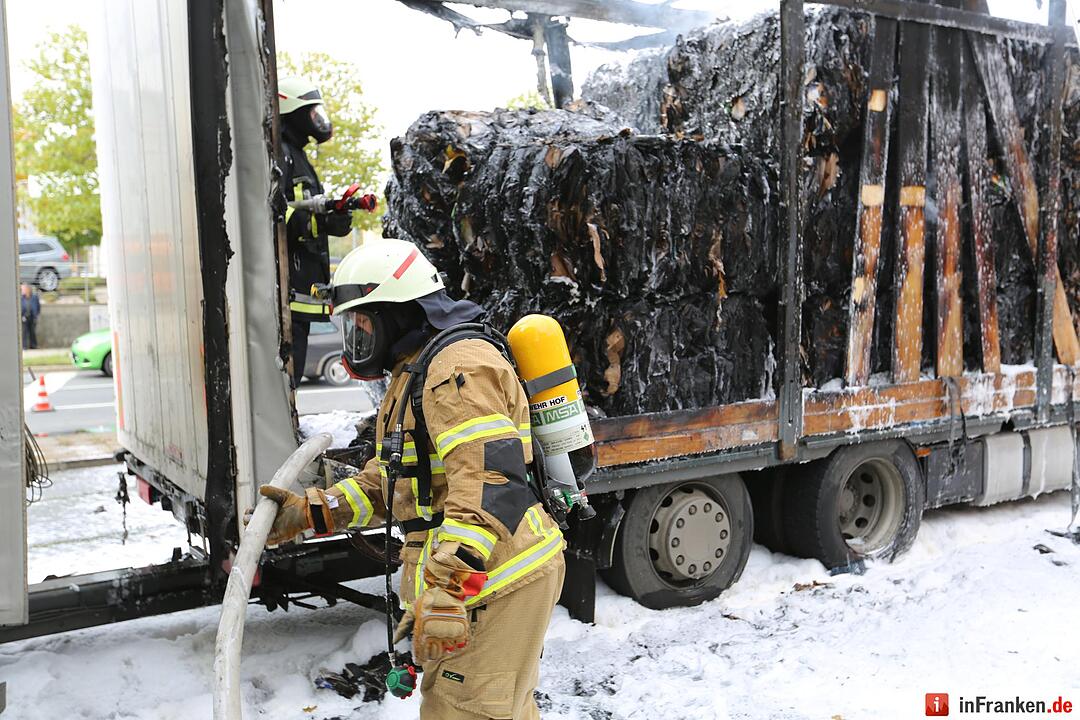 Papierladung geht in Flammen auf - Brennender Lkw in Hof