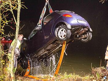 Einsatzkräfte bergen das Auto aus dem Main. Foto: Rene Ruprecht