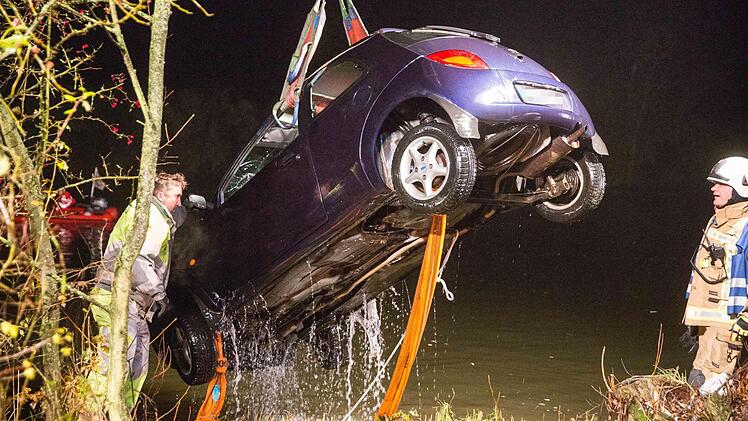 Einsatzkräfte bergen das Auto aus dem Main. Foto: Rene Ruprecht