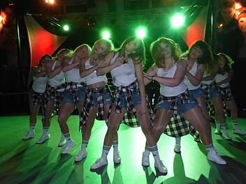 Die RSC-Tanzgruppe "No Name" zog bei ihrem Auftritt vor allem die Blicke der Männer auf sich. Fotos: Klaus-Peter Wulf