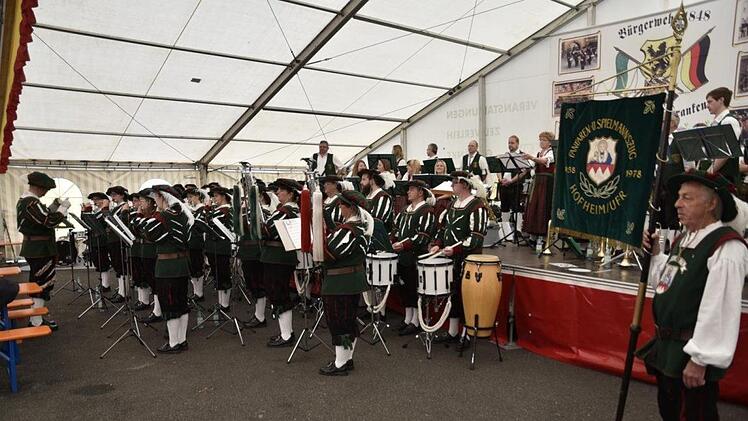 Das Standkonzert wurde wegen des Regens in das Festzelt verlegt.