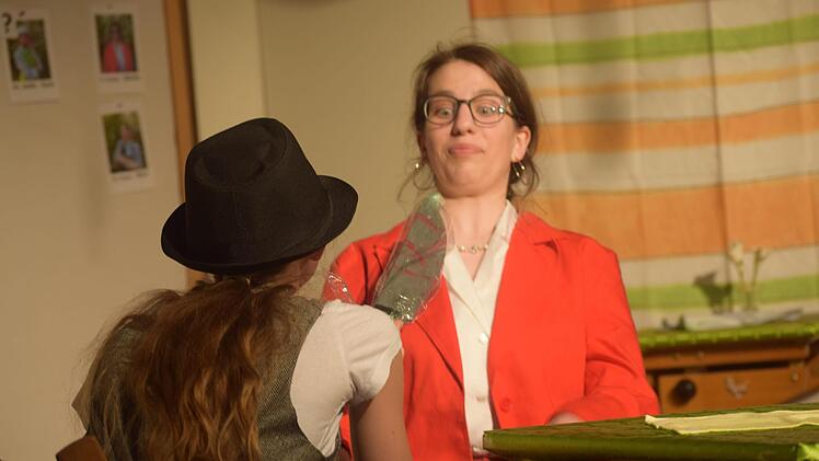 Beim Verh&ouml;r von Wirtin Cornelia Schatz greift Kommissar Albert Decker zu unkonventionellen Verh&ouml;rmethoden. Foto: Daniela Pondelicek