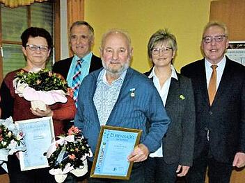 Die Vereinsehrungen: (von links) Lutz-Benno Kracke, Silvia Linhardt, Kreisvorsitzender Günter Reif, Albert Pöhner, Vorsitzende Christine Herold, Bürgermeister Harald Hübner und Martin Csöff
