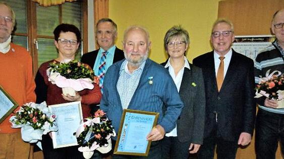 Die Vereinsehrungen: (von links) Lutz-Benno Kracke, Silvia Linhardt, Kreisvorsitzender Günter Reif, Albert Pöhner, Vorsitzende Christine Herold, Bürgermeister Harald Hübner und Martin Csöff
