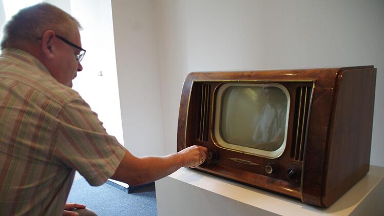 Jürgen Löffler zeigt den Fernseher Iris (1952).Marco Meißner
