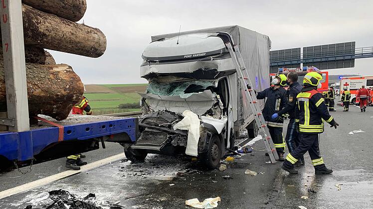 In mit Baumst&auml;mmen beladenen Laster gekracht: Fahrerkabine komplett zerst&ouml;rt