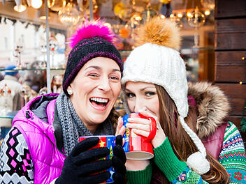 Symbolbild: Glühwein, Glühwein trinken