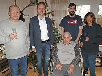 Unser Bild zeigt den Jubilar im Rollstuhl und dahinter (von links) Matthias Wolf von der Bewohnervertretung, Bürgermeister Robert Bosch, Gruppenleiter Sebastian Baier und Janina Leskes von der Bewohnervertretung.