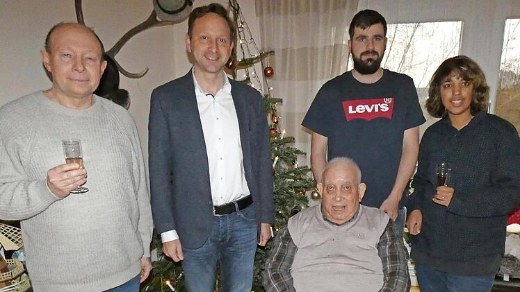 Unser Bild zeigt den Jubilar im Rollstuhl und dahinter (von links) Matthias Wolf von der Bewohnervertretung, Bürgermeister Robert Bosch, Gruppenleiter Sebastian Baier und Janina Leskes von der Bewohnervertretung.
