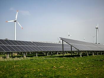 Windr&auml;der hinter Solaranlagen
