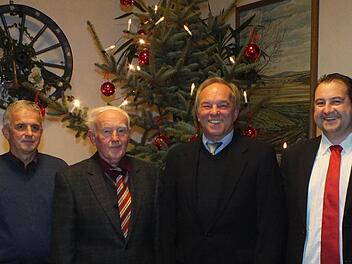 Seit 50 Jahren im Verein (von links): Friedhard Fehr, Gerhard Stanke, Günter Metz und Vorsitzender Mario Digel Foto: Björn Hein