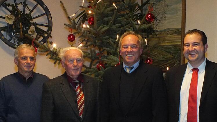 Seit 50 Jahren im Verein (von links): Friedhard Fehr, Gerhard Stanke, Günter Metz und Vorsitzender Mario Digel Foto: Björn Hein
