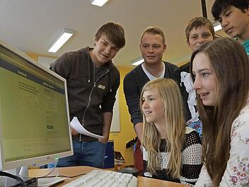 Jan Zentgraf und Sebastian Kusche (hinten von links) erklären Siebtklässlern den richtigen Umgang mit Facebook. Foto: Arkadius Guzy