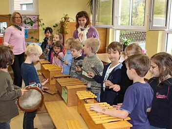 Musikschul-Lehrerin Birgit Frech-Hirschler (hinten links) betreut gemeinsam mit Klassenlehrerin Kirsten Wehner das Projekt "Wir musizieren" (WIM) in der Grundschule Bad Brückenau. WIM ist einer von zahlreichen Bausteinen auf dem Weg des Landkreises zur "Bildungsregion Bayern". Foto: Ralf Ruppert/Archiv