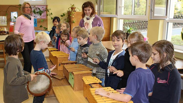 Musikschul-Lehrerin Birgit Frech-Hirschler (hinten links) betreut gemeinsam mit Klassenlehrerin Kirsten Wehner das Projekt "Wir musizieren" (WIM) in der Grundschule Bad Brückenau. WIM ist einer von zahlreichen Bausteinen auf dem Weg des Landkreises zur "Bildungsregion Bayern". Foto: Ralf Ruppert/Archiv