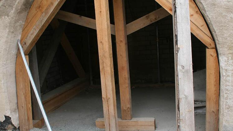 Der Torbogen führt ins Erdgeschoss des Torhauses, das auch künftig privat genutzt wird. Foto: Daniela Röllinger