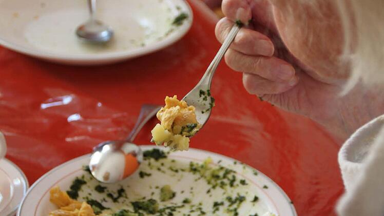 Auf dem Speiseplan: Spinat, Kartoffeln und Ei Foto: Ulrike Müller