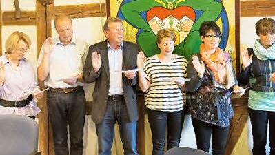 Richter (r.) vereidigt die neuen Markträte. Foto: fra-press