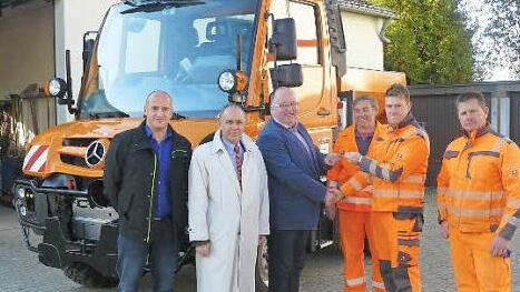 André Weber vom Bauamt des Marktes Marktleugast, Bürgermeister Franz Uome, Peter Pissors von der Firma Beutlhauser, Bauhofleiter Fredi Ott sowie die beiden Mitarbeiter Christian Haber und Uwe Keller (von links) freuen sich über den neuen Unimog.  Foto: Klaus-Peter Wulf