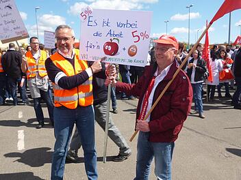 Weit mehr als einen "Appel" und ein Ei wollen die Gewerkschaftsfunktionäre Jürgen Apfel (links) und Axel Dorscht herausholen für die Valeo-Mitarbeiter. Foto: Volker Gundel