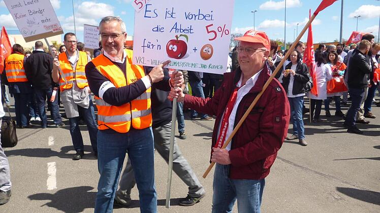 Weit mehr als einen "Appel" und ein Ei wollen die Gewerkschaftsfunktionäre Jürgen Apfel (links) und Axel Dorscht herausholen für die Valeo-Mitarbeiter. Foto: Volker Gundel