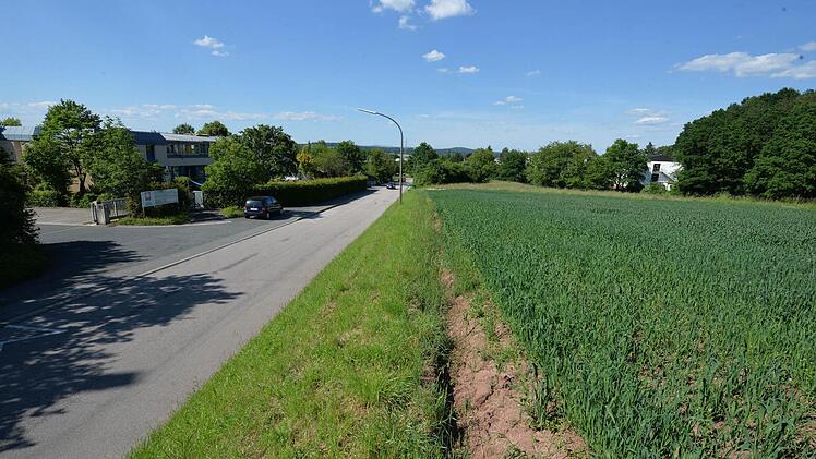 An dieser Stelle im Lichtenfelser Eichenweg, etwa gegenüber des Maximilian-Kolbe-Schulzentrums, wird der Neubau des Verwaltungs- und Lagergebäudes der Stadtwerke entstehen. Foto: Ronald Rinklef