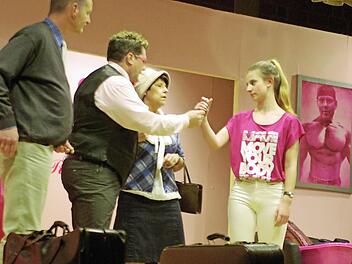 Bruno Maibaum (Michael Hüfner, links) und seine misstrauische Gattin Gertrud (Rita Scholl, 2. von rechts) werden von Hotelchef Freddy Flöter (Peter Brunner, 2.von links) und Fitness-Heidi (Marie Heilmann, rechts) empfangen. Fotos: Winfried Ehling