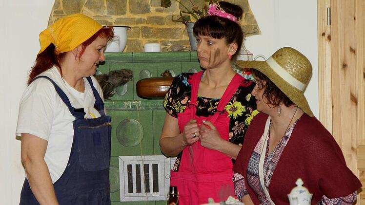 Magda Stöhr (als Klara Dörrzapf), Martina Freisinger (Magd Lore) und Marion Höllisch (Feriengast) - von links.