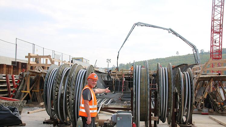 Jede Woche werden 25 Meter Autobahn-Brücke betoniert und übers Tal neben dem Klöffelsberg geschoben. Foto: Ralf Ruppert