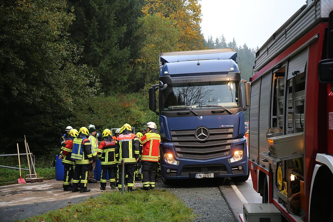 Schwarzenbach: Lkw reißt sich Dieseltank auf