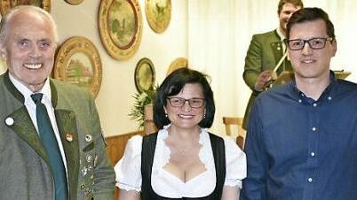 Einen 1,0-Teiler erzielte bei der Einzelwertung Tiefschuss Freihand Michael Geier (rechts) aus Eichelsdorf. Links Theo Ankenbrand, daneben Ilse Baumeister, beide vom gastgebenden Verein  Foto: Gerold Snater