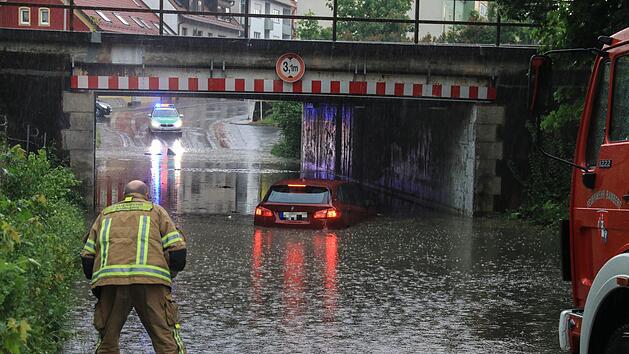 Gest&uuml;rzte Fahrradfahrer, &uuml;berschwemmte Unterf&uuml;hrungen und Aquaplaning: Wegen des starken Unwetters am Donnerstag kam es in Franken zu zahlreichen Verkehrsunf&auml;llen. Foto: News5/Merzbach