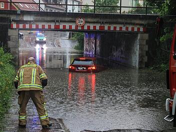 Gestürzte Fahrradfahrer, überschwemmte Unterführungen und Aquaplaning: Wegen des starken Unwetters am Donnerstag kam es in Franken zu zahlreichen Verkehrsunfällen. Foto: News5/Merzbach