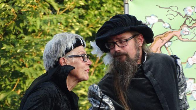Zauberin Nimue (Susanne Erdmann) mit Sir Galahad (Thomas Neubauer). Foto: Norbert Neugebauer