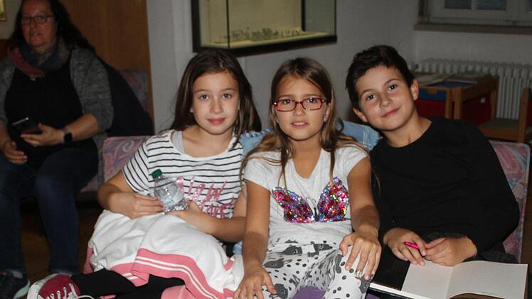 Seline Ries (9), Maya Lang (9) und Hannes Schomacher (8) haben es sich auf den wenigen St&uuml;hlen bequem gemacht.