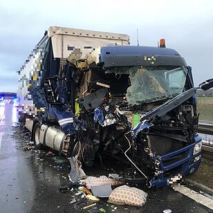 Verkehrsunfall mit mehreren Lastwagen